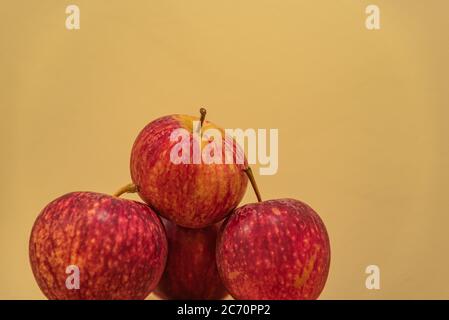 Une pile de pommes. La pomme est le pseudo-fruit du pommier (Malus domestica), un arbre de la famille des Rosaceae. C'est l'un des A les plus cultivés Banque D'Images