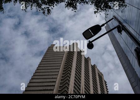 Londres, Angleterre. 13 juillet 2020. La Barbican Art Gallery ouvre de nouveau ses portes au public, conformément aux directives gouvernementales et aux nouvelles mesures de sécurité en place. Le programme d’exposition Barbican 2020 repart avec la réouverture des Masculinités : la libération par la photographie. Toutes les galeries et les espaces d'exposition ont été fermés pendant plus de trois mois au Royaume-Uni en raison de la pandémie du coronavirus (COVID-19). (Photo de Sam Mellish / Alamy Live News) Banque D'Images