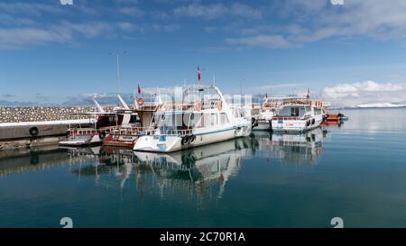 Île d'Akdamar, Van, Turquie - février 2020: Bateaux de visite dans le port à l'île d'Akdamar et l'église de surp l'église d'Akdamar, un lieu religieux important pour Banque D'Images