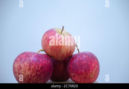Une pile de pommes. La pomme est le pseudo-fruit du pommier (Malus domestica), un arbre de la famille des Rosaceae. C'est l'un des A les plus cultivés Banque D'Images