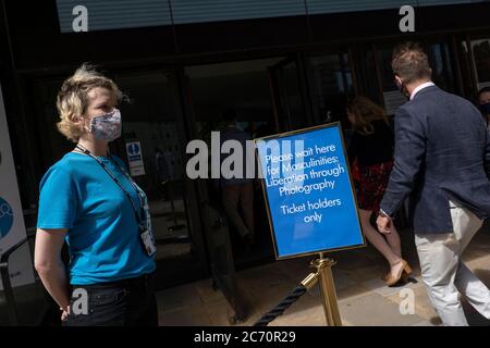 Londres, Angleterre. 13 juillet 2020. La Barbican Art Gallery ouvre de nouveau ses portes au public, conformément aux directives gouvernementales et aux nouvelles mesures de sécurité en place. Le programme d’exposition Barbican 2020 repart avec la réouverture des Masculinités : la libération par la photographie. Toutes les galeries et les espaces d'exposition ont été fermés pendant plus de trois mois au Royaume-Uni en raison de la pandémie du coronavirus (COVID-19). (Photo de Sam Mellish / Alamy Live News) Banque D'Images