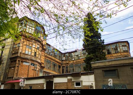 TBILISSI, GÉORGIE - 28 AVRIL 2019 : ancien bâtiment extérieur célèbre dans la vieille ville et le centre-ville de Tbilissi. Banque D'Images