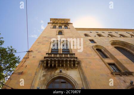 TBILISSI, GÉORGIE - 28 AVRIL 2019 : ancien bâtiment célèbre dans la vieille ville et le centre-ville de Tbilissi, Géorgie. Avenue Rustaveli. Banque D'Images