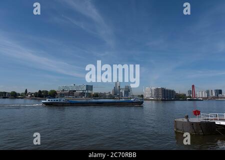 Paysage urbain de Rotterdam avec de Hef sur la gauche et Le pont Erasmus Banque D'Images