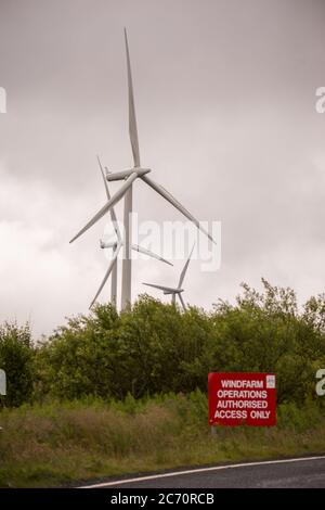 Whitelee, Écosse, Royaume-Uni. 13 juillet 2020. Photo : Scottish Power renouvelables parc éolien à Whitelee dans Ayrshire, vu par une journée humide et venteuse avec des nuages bas masquant certaines des pales de turbine qui semblent coller dans le nuage bas. Les éoliennes sont-elles vertes ? Les lames ne sont pas recyclables actuellement, mais davantage d'investissements sont nécessaires pour atteindre les objectifs d'énergie verte des Scotlands et du Royaume-Uni. Crédit : Colin Fisher/Alay Live News Banque D'Images