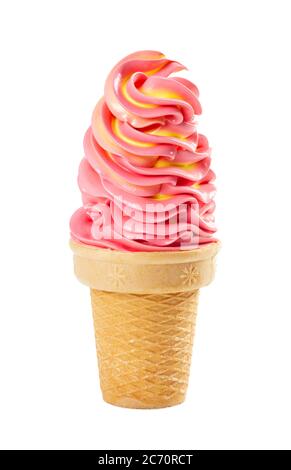 Glace aux fruits tendres fraise-banane dans une tasse à gaufres isolée sur fond blanc. Banque D'Images