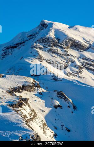 Sommet enneigé près de la station de ski d'Avoriaz, haute-Savoie, Auvergne-Rhône-Alpes, France Banque D'Images