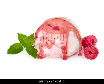 Cuillère de crème glacée à la framboise avec framboises fraîches, menthe et sirop de framboise isolés sur fond blanc Banque D'Images