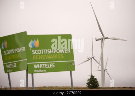 Whitelee, Écosse, Royaume-Uni. 13 juillet 2020. Photo : Scottish Power renouvelables parc éolien à Whitelee dans Ayrshire, vu par une journée humide et venteuse avec des nuages bas masquant certaines des pales de turbine qui semblent coller dans le nuage bas. Les éoliennes sont-elles vertes ? Les lames ne sont pas recyclables actuellement, mais davantage d'investissements sont nécessaires pour atteindre les objectifs d'énergie verte des Scotlands et du Royaume-Uni. Crédit : Colin Fisher/Alay Live News Banque D'Images