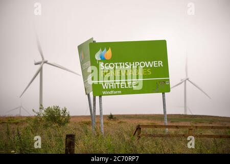 Whitelee, Écosse, Royaume-Uni. 13 juillet 2020. Photo : Scottish Power renouvelables parc éolien à Whitelee dans Ayrshire, vu par une journée humide et venteuse avec des nuages bas masquant certaines des pales de turbine qui semblent coller dans le nuage bas. Les éoliennes sont-elles vertes ? Les lames ne sont pas recyclables actuellement, mais davantage d'investissements sont nécessaires pour atteindre les objectifs d'énergie verte des Scotlands et du Royaume-Uni. Crédit : Colin Fisher/Alay Live News Banque D'Images