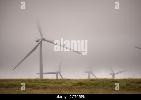 Whitelee, Écosse, Royaume-Uni. 13 juillet 2020. Photo : Scottish Power renouvelables parc éolien à Whitelee dans Ayrshire, vu par une journée humide et venteuse avec des nuages bas masquant certaines des pales de turbine qui semblent coller dans le nuage bas. Les éoliennes sont-elles vertes ? Les lames ne sont pas recyclables actuellement, mais davantage d'investissements sont nécessaires pour atteindre les objectifs d'énergie verte des Scotlands et du Royaume-Uni. Crédit : Colin Fisher/Alay Live News Banque D'Images