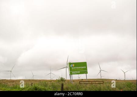 Whitelee, Écosse, Royaume-Uni. 13 juillet 2020. Photo : Scottish Power renouvelables parc éolien à Whitelee dans Ayrshire, vu par une journée humide et venteuse avec des nuages bas masquant certaines des pales de turbine qui semblent coller dans le nuage bas. Les éoliennes sont-elles vertes ? Les lames ne sont pas recyclables actuellement, mais davantage d'investissements sont nécessaires pour atteindre les objectifs d'énergie verte des Scotlands et du Royaume-Uni. Crédit : Colin Fisher/Alay Live News Banque D'Images