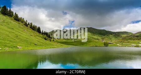 Lac et avion col de Joux. Alpes françaises. Haute Savoie. Auvergne-Rhône-Alpes ; France Banque D'Images