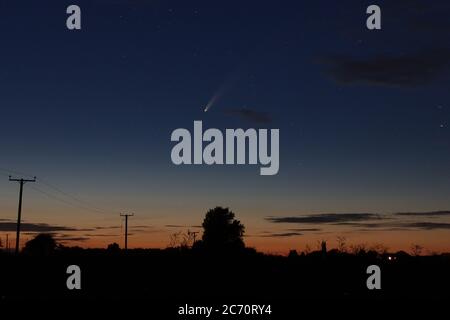Comet NEOWISE (C/2020 F3) photographié peu après le crépuscule dans la campagne du Sufffolk, au Royaume-Uni, en regardant vers le nord juste à l'extérieur de Stowmarket. Banque D'Images