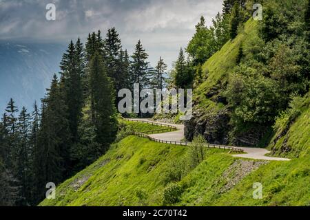 Chemin sinueux en haute Savoie. Alpes françaises. Auvergne-Rhône-Alpes. France Banque D'Images