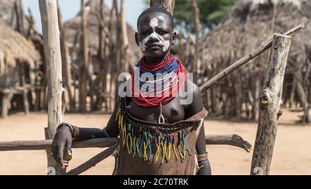 Vallée d'Omo, Ethiopie, septembre 2017 : Portrait d'une tribu Karo non identifiée à Colcho, vallée d'Omo, Ethiopie. Banque D'Images