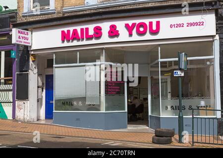 Bournemouth, Dorset, Royaume-Uni. 13 juillet 2020. Avec l'assouplissement supplémentaire du coronavirus Covid-19 restrictions Beauty Salons (certains traitements) les bars à ongles sont autorisés à rouvrir. Nails & You ouvert pour affaires à Bournemouth. Crédit : Carolyn Jenkins/Alay Live News Banque D'Images