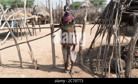 Vallée d'Omo, Ethiopie, septembre 2017 : Portrait d'une tribu Karo non identifiée à Colcho, vallée d'Omo, Ethiopie. Banque D'Images