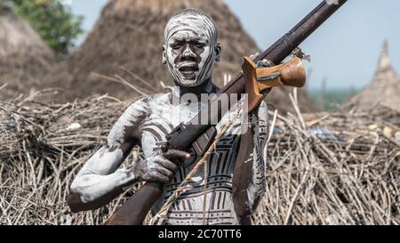 Omo River Valley, Ethiopie - septembre 2017 : portrait d'un homme de tribu Karo avec son arme Banque D'Images