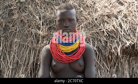 Vallée d'Omo, Ethiopie, septembre 2017 : Portrait d'une tribu Karo non identifiée à Colcho, vallée d'Omo, Ethiopie. Banque D'Images