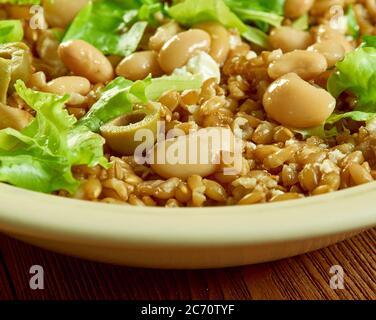 Salade méditerranéenne de Freekeh avec haricots verts et colverts Banque D'Images