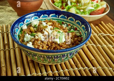 Pilaf de Freekeh avec feta, pignons, pistaches et légumes verts, grains populaires dans la cuisine méditerranéenne, Banque D'Images