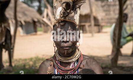 Vallée d'Omo, Ethiopie, septembre 2017 : Portrait d'une tribu Karo non identifiée à Colcho, vallée d'Omo, Ethiopie. Banque D'Images