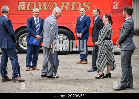 Le Prince de Galles rencontre des membres du personnel lors d'une visite à la famille d'affaires de voyage et de vacances, Edwards Coaches à Abercynon, près de Mountain Ash, au sud du pays de Galles. La société a été touchée par la pandémie, mais elle commence maintenant à redémarrer certaines de ses opérations. Banque D'Images