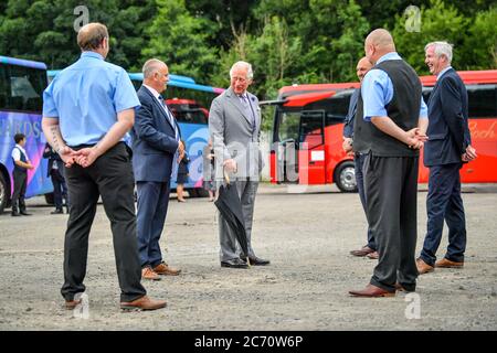 Le Prince de Galles rencontre des membres du personnel lors d'une visite à la famille d'affaires de voyage et de vacances, Edwards Coaches à Abercynon, près de Mountain Ash, au sud du pays de Galles. La société a été touchée par la pandémie, mais elle commence maintenant à redémarrer certaines de ses opérations. Banque D'Images