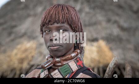 Omo Valley, Ethiopie - septembre 2017 : femme non identifiée de la tribu de Hamar dans la vallée d'Omo en Ethiopie Banque D'Images