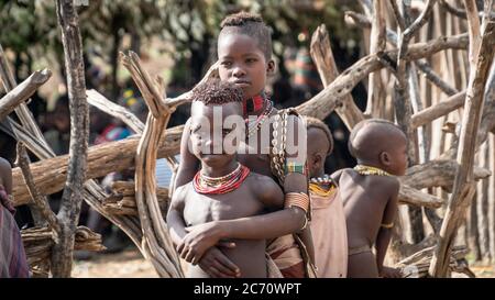 Omo Valley, Ethiopie - septembre 2017 : des garçons non identifiés de la tribu de Hamar dans la vallée d'Omo en Ethiopie Banque D'Images