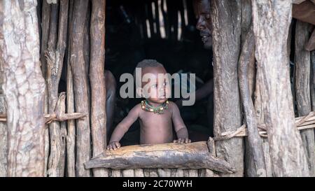 Omo Valley, Ethiopie - septembre 2017 : bébé non identifié de la tribu de Hamar dans la vallée d'Omo en Ethiopie Banque D'Images