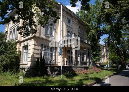13 juillet 2020, Basse-Saxe, Osnabrück: Vue sur la 'Villa Schikker', qui abrite le musée d'histoire culturelle de la ville. Villa Schikker est une ancienne villa d'industriel et se trouve à côté de la Felix-Nussbaum-Haus (r). La ville d'Osnabrück présente des idées initiales pour un nouveau mémorial de la Nouvelle-Écosse dans son Museumsquartier. Dans la "Villa Schikker", l'ancien quartier général de la NSDAP, la ville veut rendre un hommage critique au travail du fonctionnaire nazi Hans Calmeyer. Photo: Friso Gentsch/dpa Banque D'Images