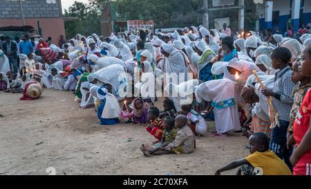 Turmi, Ethiopie - septembre 2017 : des éthiopiens non identifiés célèbrent le festival Meskel à Ehtiopia. Meskel commémore la conclusion de la tr Banque D'Images