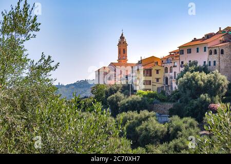 Église de Civezza et Saint-Marc Evangelista. Vieille ville médiévale dans le quartier Imperia, Ligurie. Riviera italienne. Connu pour la culture d'oliviers farin Banque D'Images