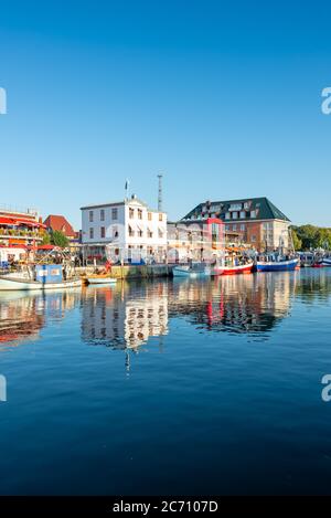 Warnemunde, Allemagne paysage urbain sur Alte Strom ancien canal. Banque D'Images