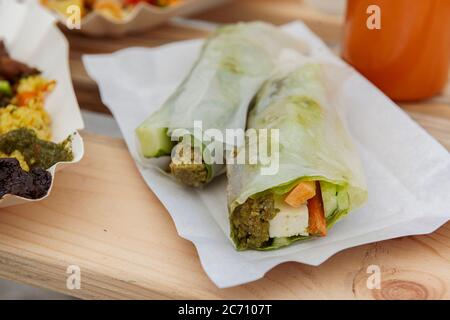 Des petits pains aux légumes et au tofu lors d'un festival de cuisine de rue Banque D'Images