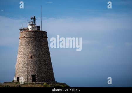 Mario Sanz nettoie l'une des lumières du phare de Torre de los Lobos à Rodalquilar, en Espagne. Date: 26/04/2017. Photographe: Xabier Mikel Laburu. Banque D'Images