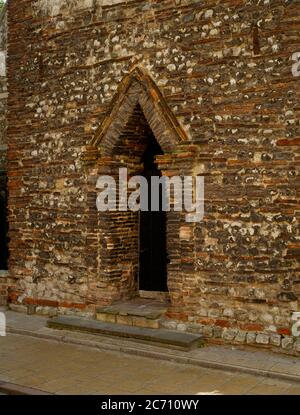 Porte à tête triangulaire à la tour W de l'ancienne église de la Sainte Trinité, Colchester, Essex, Angleterre, Royaume-Uni, construite en brique romaine réutilisée. Banque D'Images