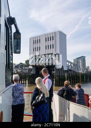 À bord du ferry de Woolwich, service gratuit pour piétons et véhicules, traversant la Tamise, Londres, Royaume-Uni Banque D'Images