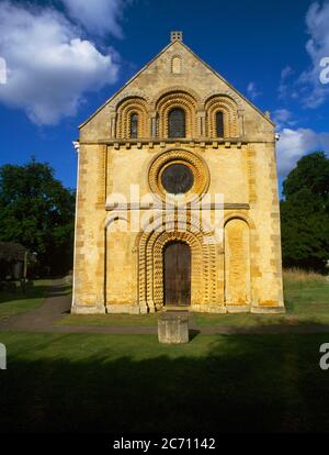 La C12ème fin de l'Ouest roman de l'église Sainte Marie la Vierge, Iffley, Oxford, Angleterre, Royaume-Uni, vu en fin d'après-midi sous le soleil. La façade est richement décorée. Banque D'Images