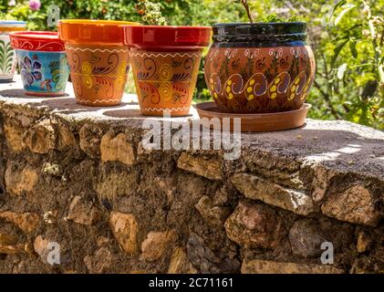 Pots en céramique peints à la main Banque D'Images