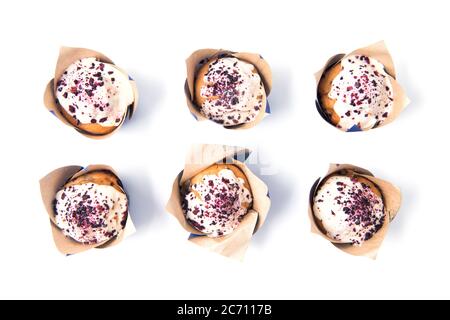 Muffins maison aux myrtilles avec chocolat blanc isolé sur fond blanc, motif alimentaire, vue du dessus Banque D'Images