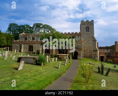 Vue S de la C15th église perpendiculaire de St Mary The Virgin, Ewelme, Oxfordshire, Angleterre, Royaume-Uni : une église en pierre à créneaux et en flanelle patchée de briques. Banque D'Images