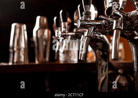 Robinets métalliques pour la bière artisanale et les outils barman à l'intérieur du pub Banque D'Images