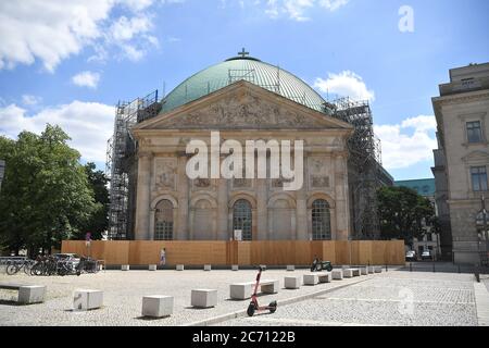 Berlin, Allemagne. 13 juillet 2020. La cathédrale Saint-Hedwigs est conçue pour les travaux de construction. Les critiques tentent d'empêcher certaines parties de la reconstruction devant les tribunaux. Plusieurs procès au droit d'auteur contre la refonte de l'intérieur de l'église seront entendus devant la Cour régionale de Berlin le 14 juillet. Credit: Britta Pedersen/dpa-Zentralbild/dpa/Alay Live News Banque D'Images