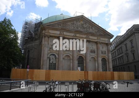 Berlin, Allemagne. 13 juillet 2020. La cathédrale Saint-Hedwigs est conçue pour les travaux de construction. Les critiques tentent d'empêcher certaines parties de la reconstruction devant les tribunaux. Plusieurs procès au droit d'auteur contre la refonte de l'intérieur de l'église seront entendus devant la Cour régionale de Berlin le 14 juillet. Credit: Britta Pedersen/dpa-Zentralbild/dpa/Alay Live News Banque D'Images