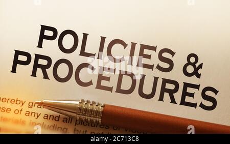 Mémo sur les politiques et procédures sur l'ordinateur portable avec stylet. Concept d'entreprise Banque D'Images