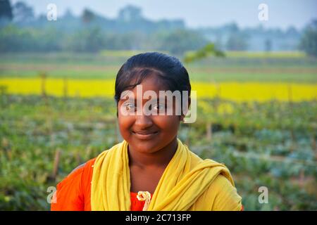 Une adolescente indienne souriant dans un village rural, en se concentrant de manière sélective Banque D'Images