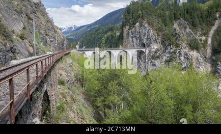 Albula - Suisse - Mai 2017: Train Glacier sur le célèbre pont landwasser Viaduct.la section Rhaetian Railway de la région d'Albula - Bernina, Suisse Banque D'Images